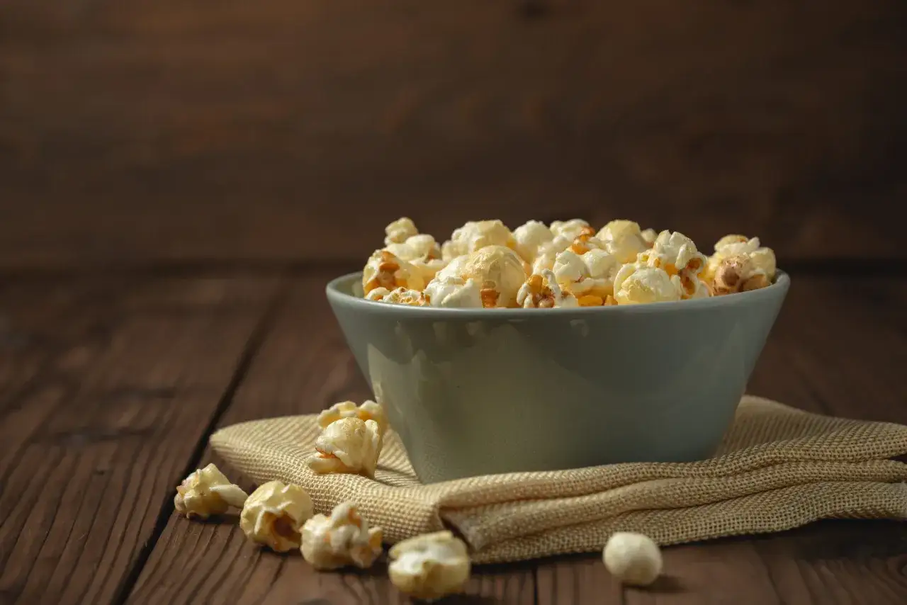 Misternie ułożony popcorn w misce, który skłania do refleksji: czy popcorn jest zdrowy?