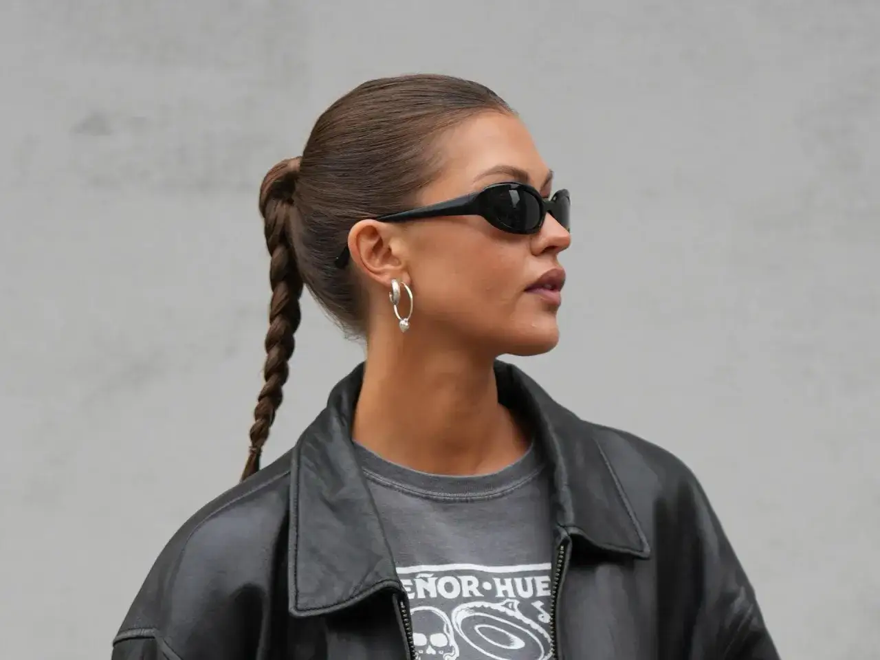 Frisuren fettiges Haar kaschieren, Sleek Look, Messy Bun, Half Bun, Seitenscheitel