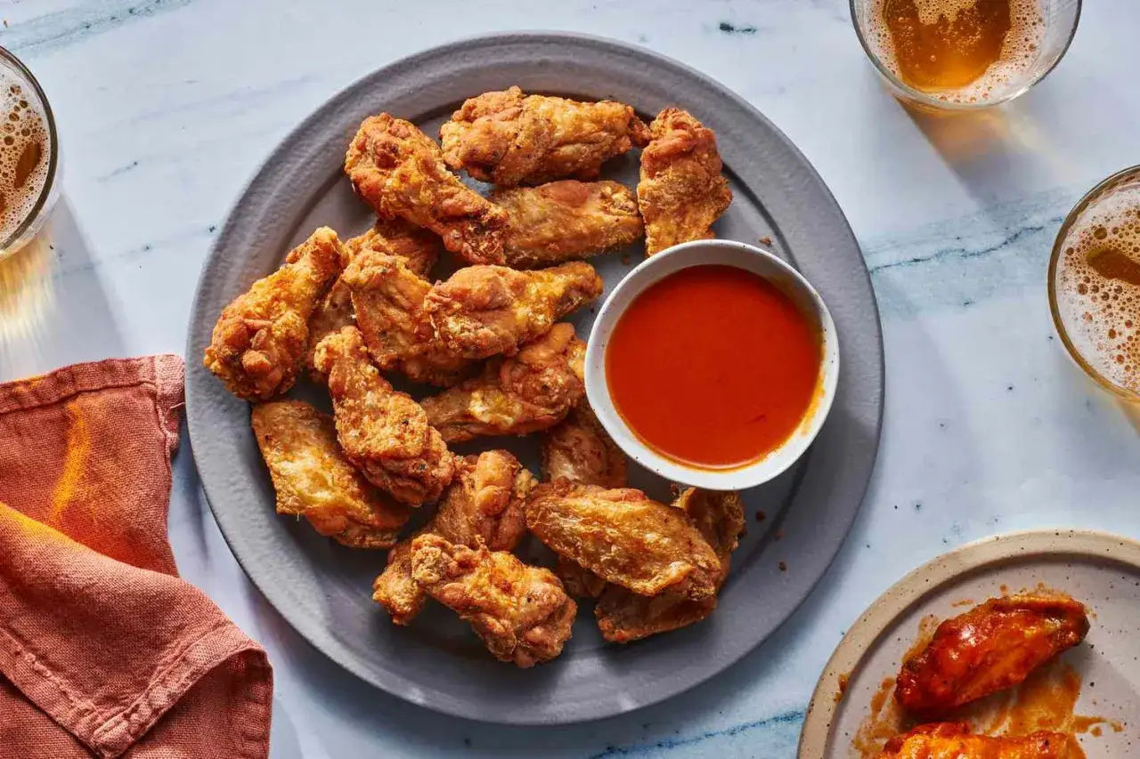 Chrupiące skrzydełka jak z KFC, podane z sosem i piwem. Idealne na przekąskę!