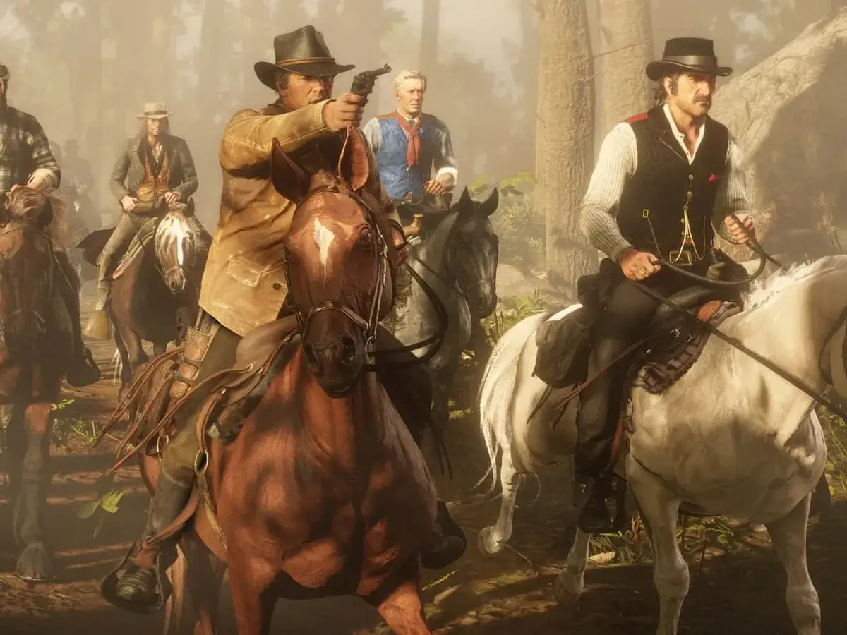 Gang z rdr 3 w lesie, jeden z nich celuje z rewolweru.