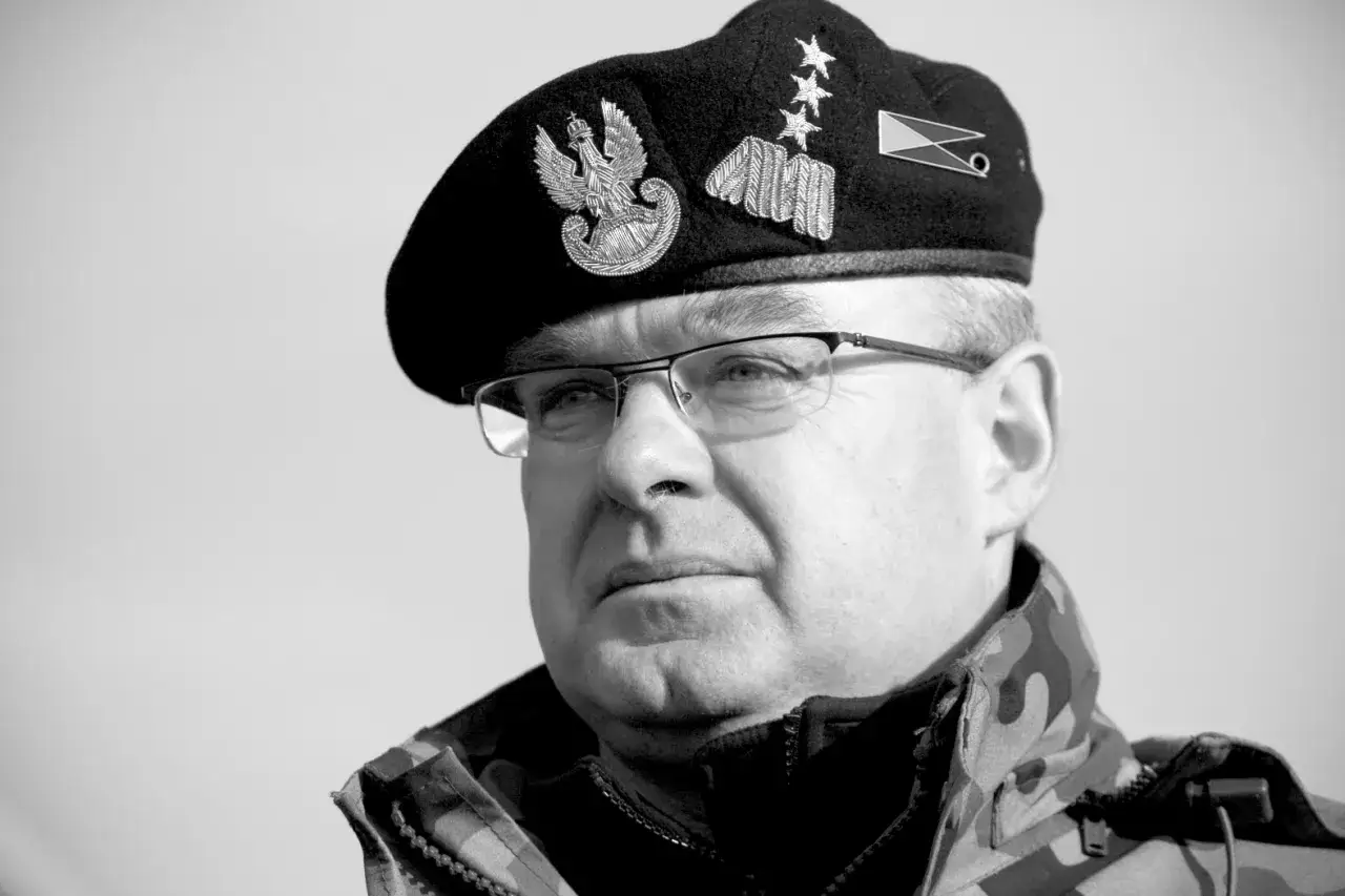 Generał Skrzypczak w czarnym beretcie z orłem i gwiazdkami, w okularach i kurtce moro.