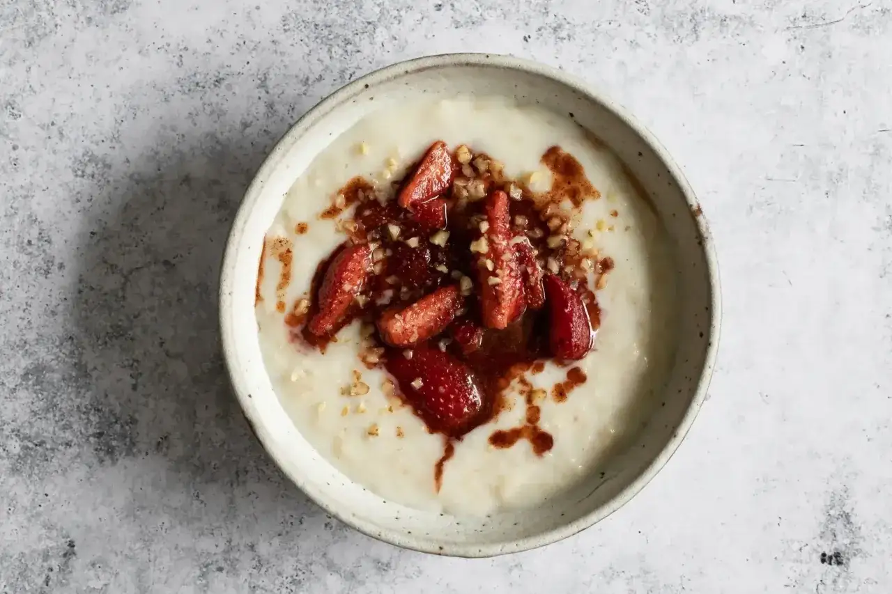 Cremiger Porridge zubereiten mit frischen Erdbeeren, N&uuml;ssen und einem Hauch Zimt. Ein k&ouml;stliches Fr&uuml;hst&uuml;ck.