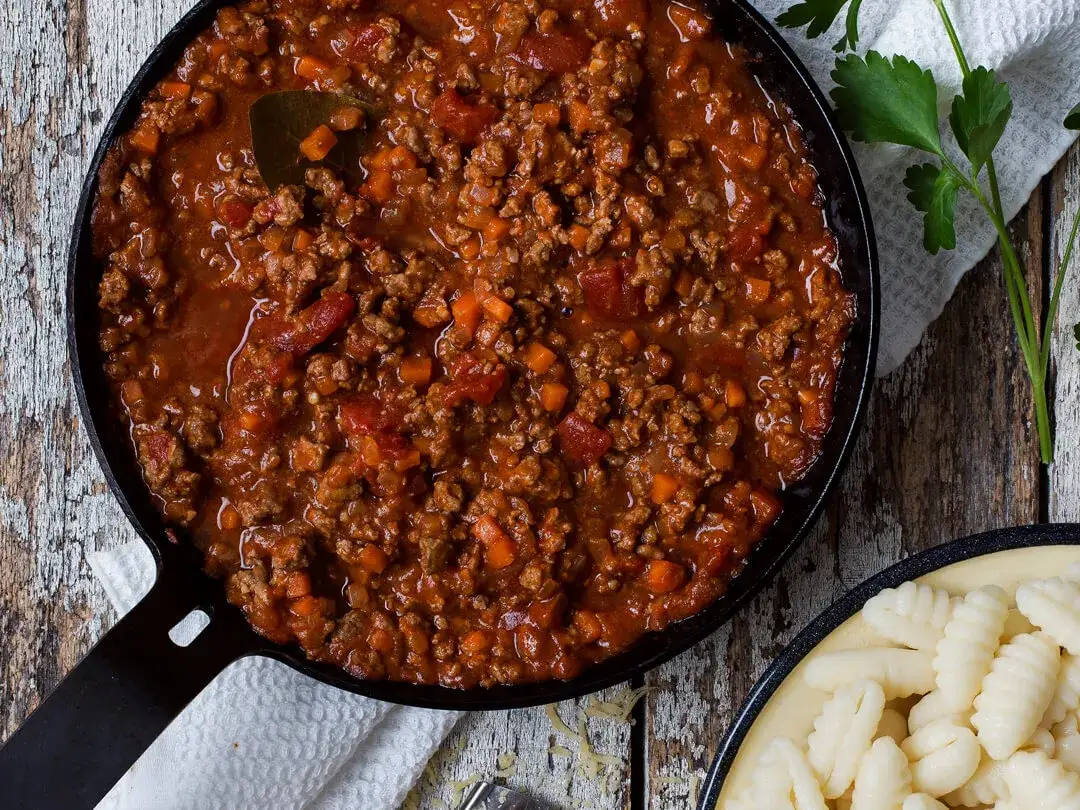 salsa bolo&ntilde;esa casera en cacerola