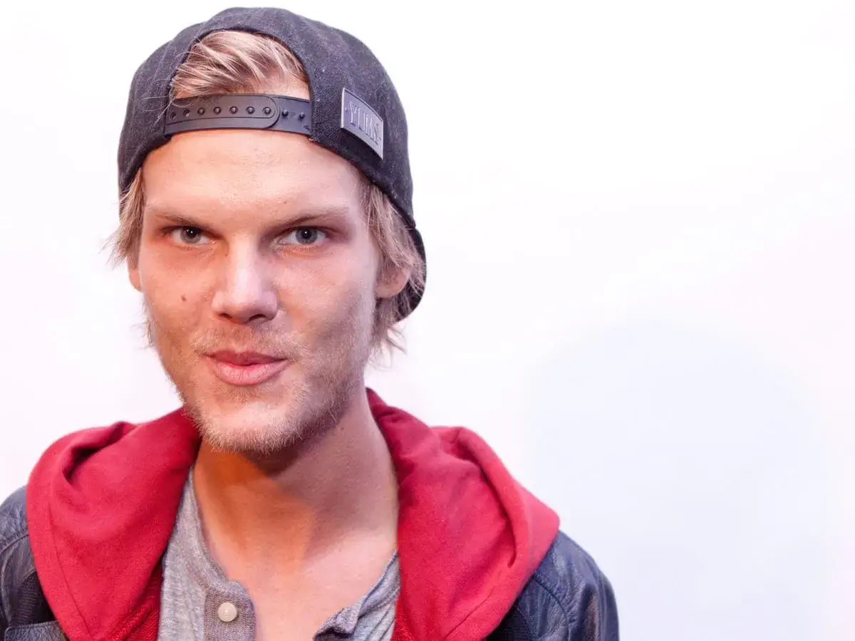 Avicii, którego śmierć wstrząsnęła światem, w czapce z daszkiem i czerwonej bluzie.