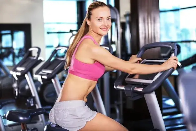 osoba ćwicząca cardio z uśmiechem