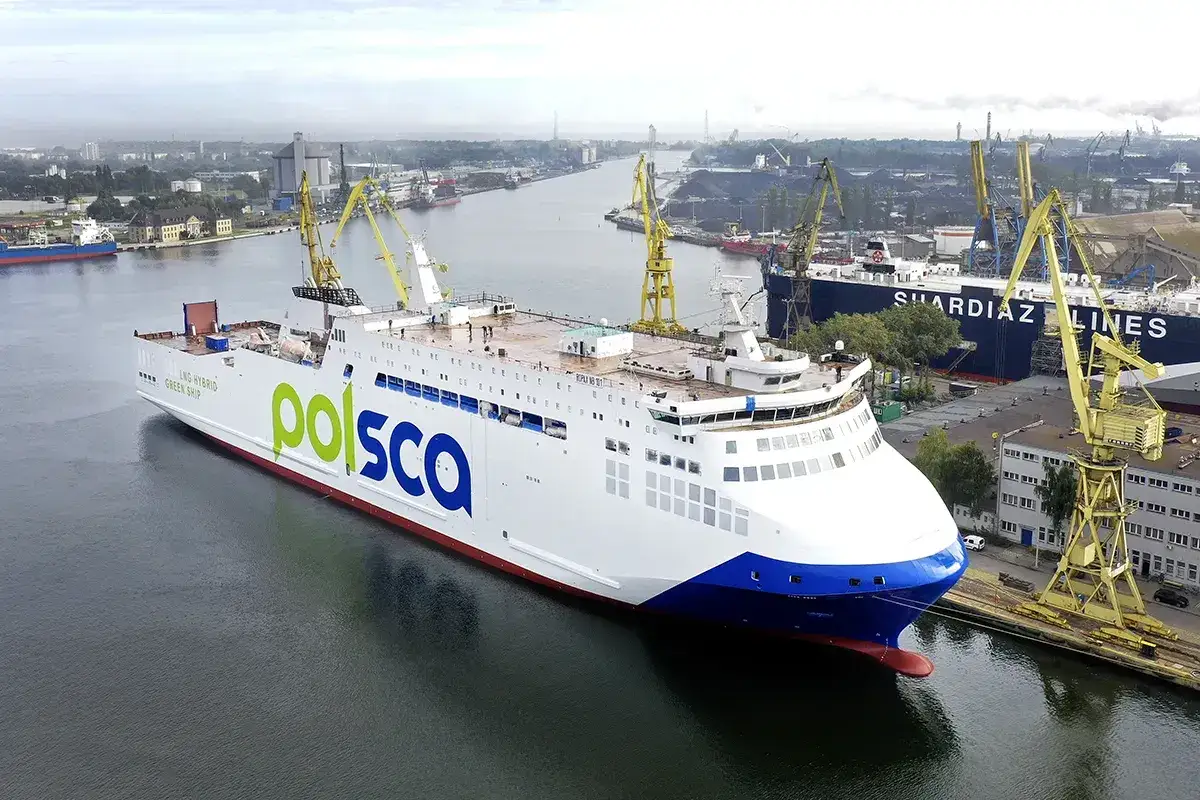 Nowy prom LNG Hybrid Green Ship z napisem 