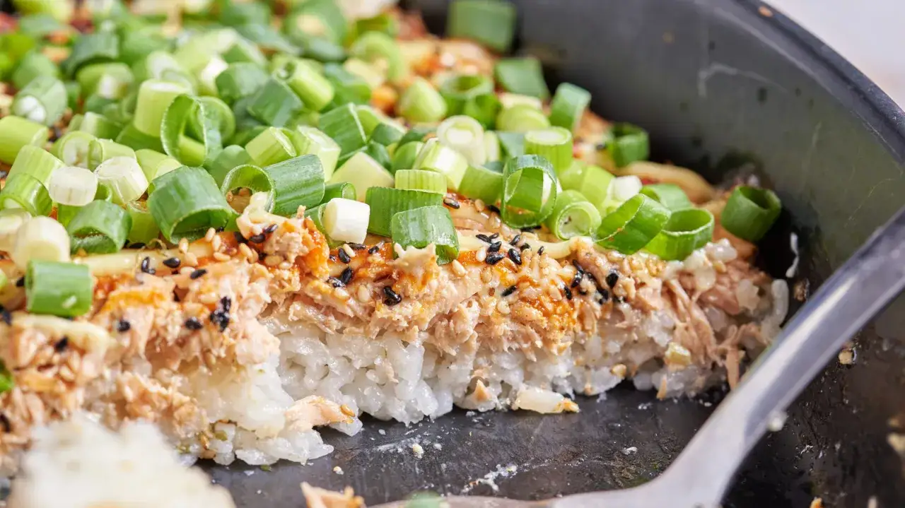 Pyszny łosoś do sushi, pieczony z ryżem i szczypiorkiem. Idealny przepis na to, jak upiec łososia do sushi.