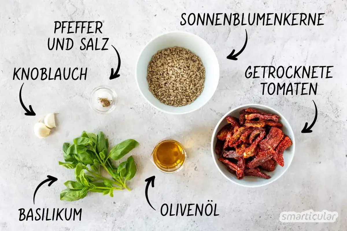 Zutaten für rotes Pesto: Sonnenblumenkerne, getrocknete Tomaten, Basilikum, Knoblauch, Olivenöl, Pfeffer und Salz.