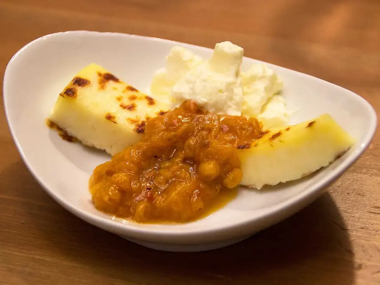 En portion samisk kaffeost med lingonsylt och grädde. Ett klassiskt samiskt recept som är perfekt till fikat.