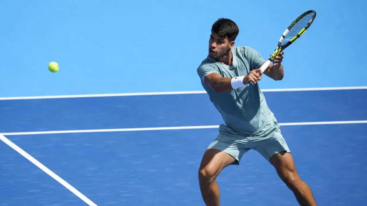 Jugador de tenis golpea la pelota en el torneo tenis cincinnati.