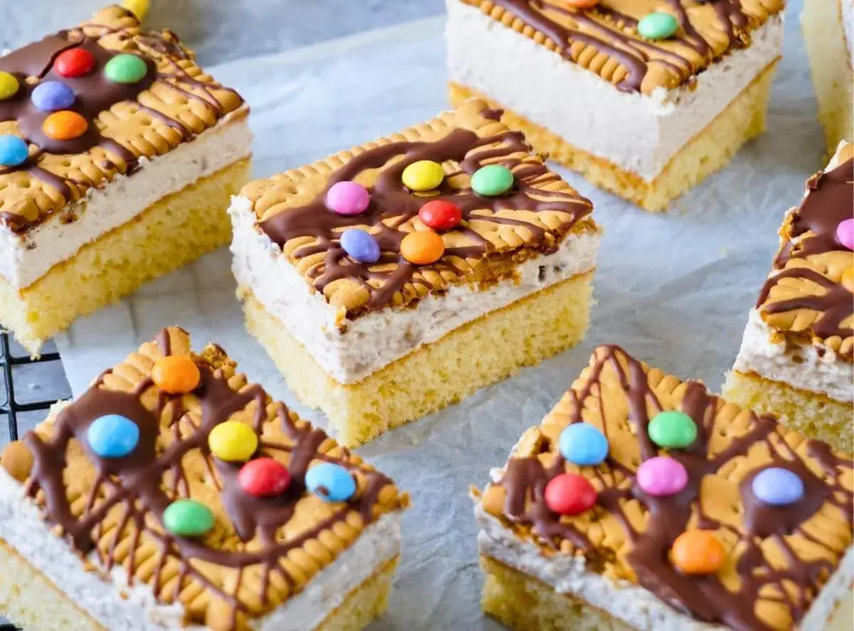 Bunte Geburtstagskuchen für Kinder, dekoriert mit Keksen, Schokolade und bunten Smarties.