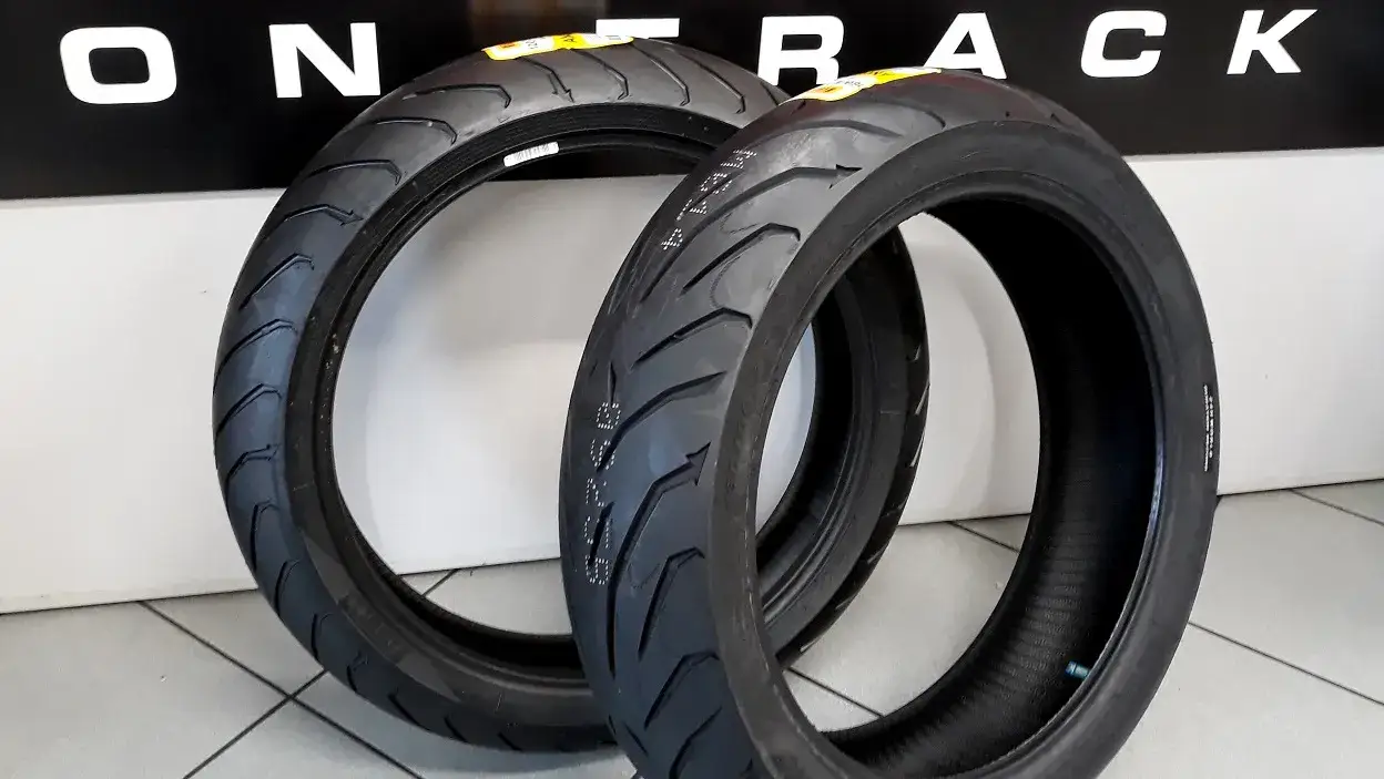 różne typy bieżnika opon motocyklowych dual-sport