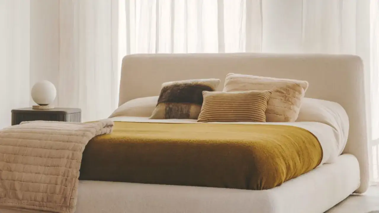 Camas vestidas con encanto, con mantas suaves y cojines acogedores, listas para invitar al descanso y la relajaci&oacute;n.