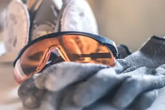 bezpieczne obchodzenie się z suchym lodem rękawice okulary