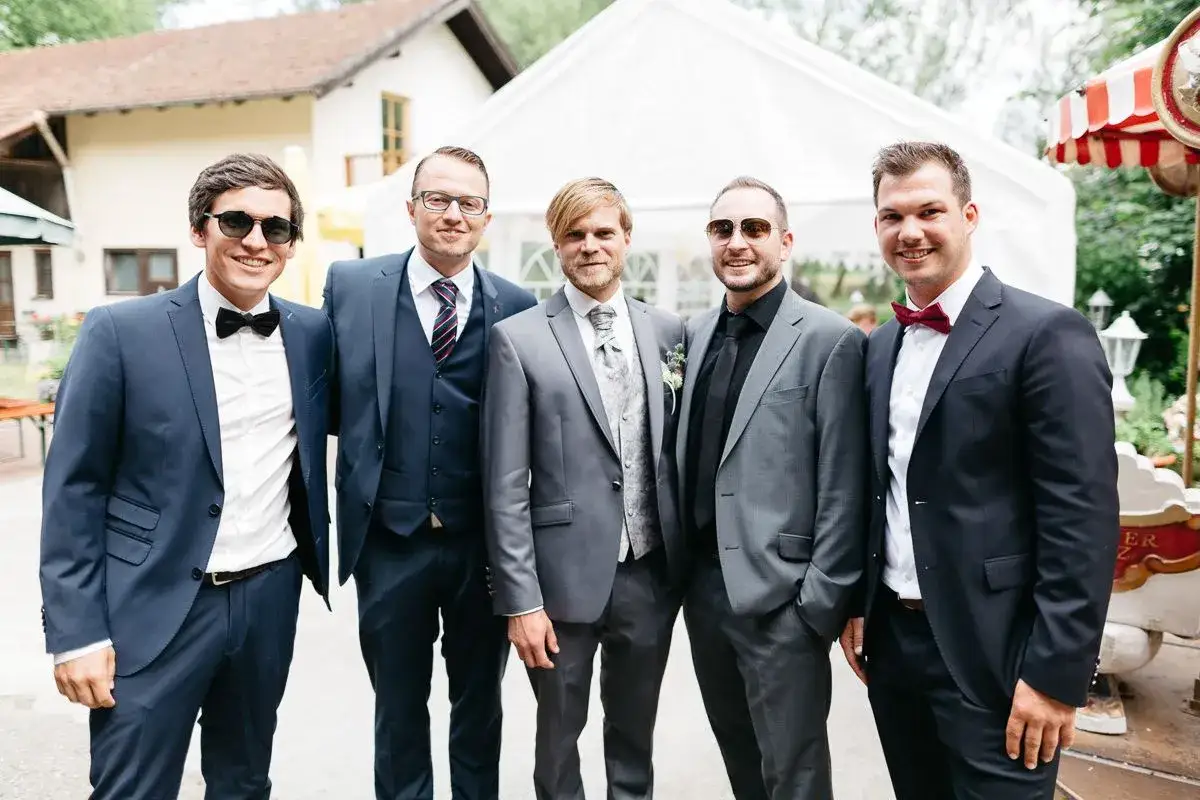 F&uuml;nf M&auml;nner in Anz&uuml;gen, bereit als Trauzeugen beim Standesamt.