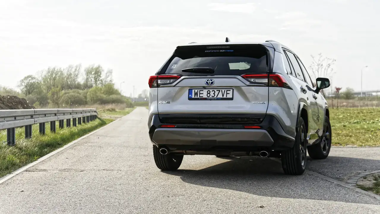 Toyota RAV4 Hybrid w mieście i na autostradzie