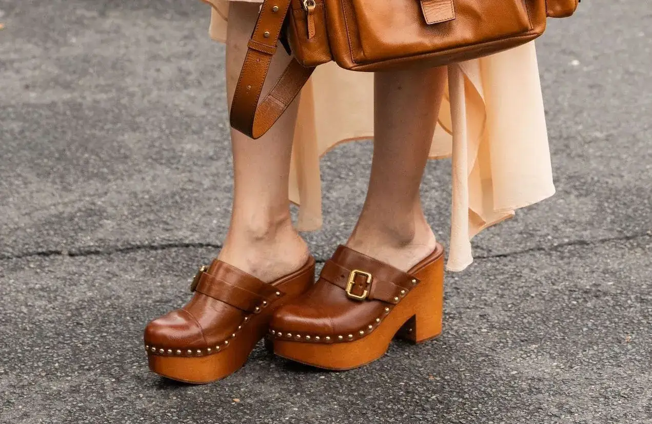 Jolies chaussures sabot femme en cuir marron, avec clous dorés et boucle. Un look rétro tendance.