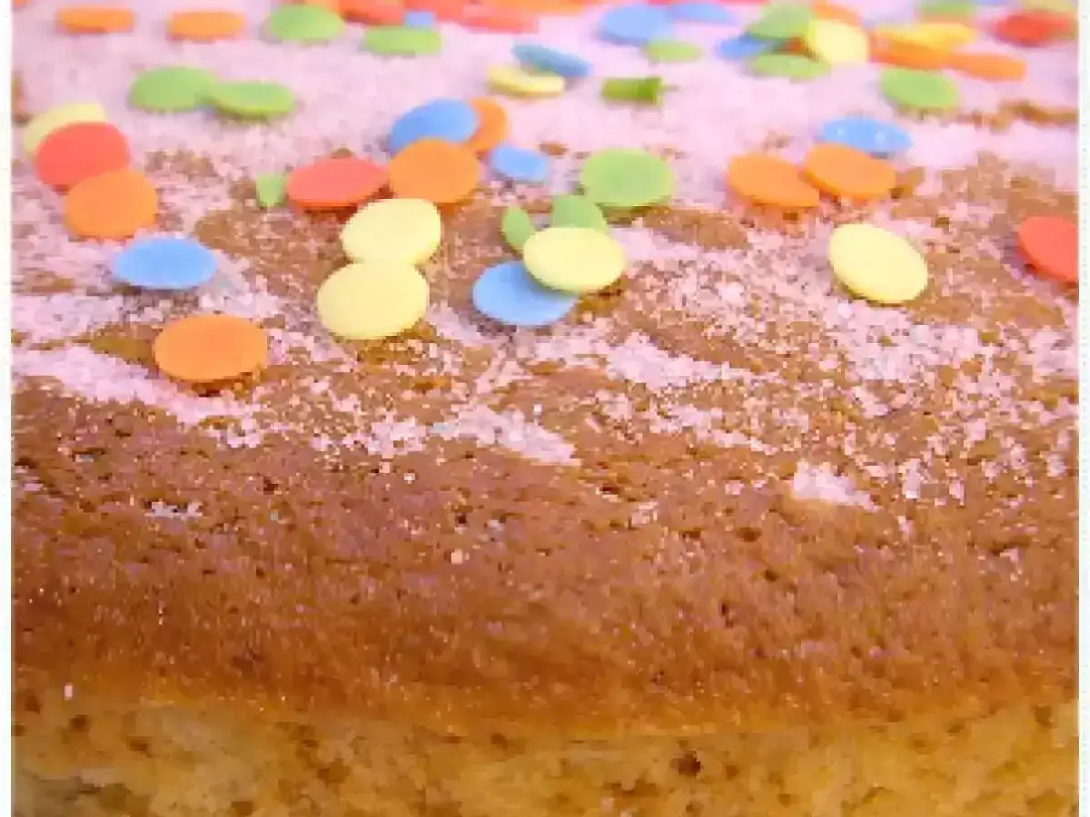 Bizcocho de yogur de fresa cubierto de azúcar y confeti de colores. ¡Perfecto para una fiesta!