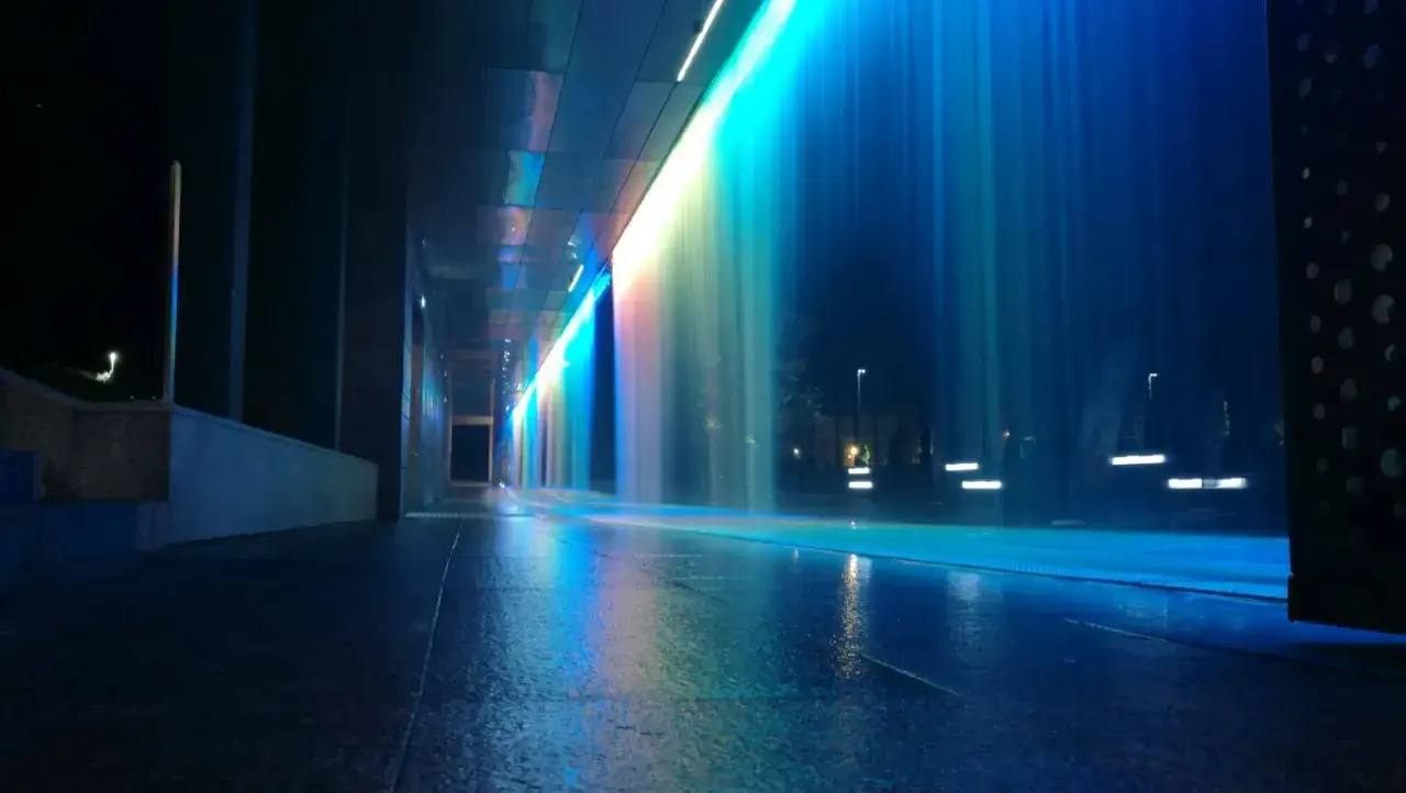Kolorowa kurtyna wodna w Muzeum Wody Wrocław tworzy magiczną atmosferę.