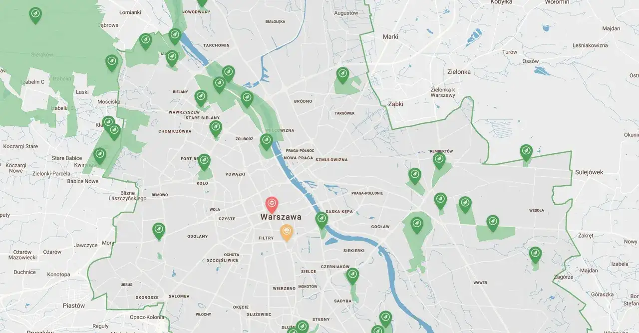 Mapa z zaznaczonymi zielonymi ikonami miejsc, które mogą być **ciekawe miejsca 150 km od Warszawy**. Widoczne są nazwy miejscowości i dróg.