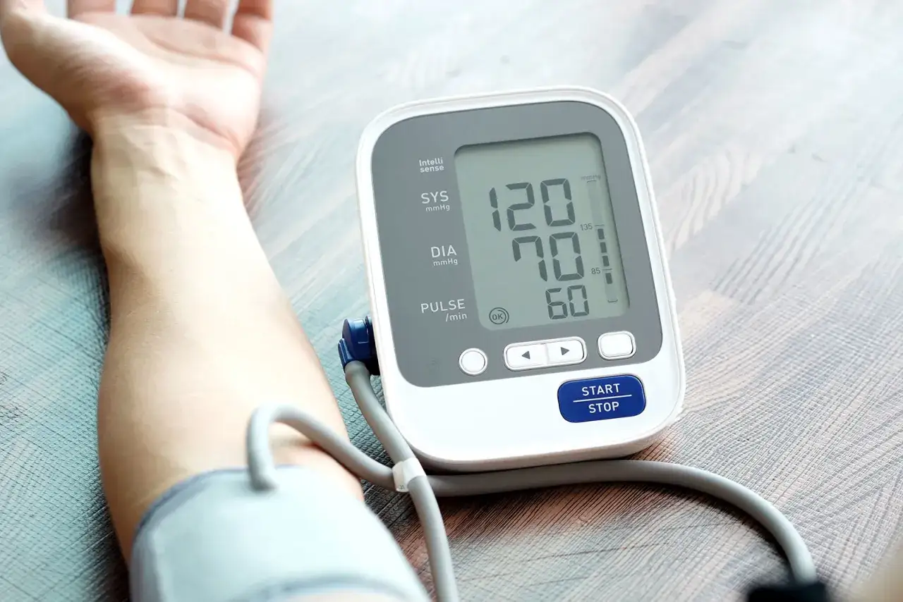 Blutdruckmessgerät zeigt 120/70 an. Omega-3-Fettsäuren können helfen, den Blutdruck zu regulieren.