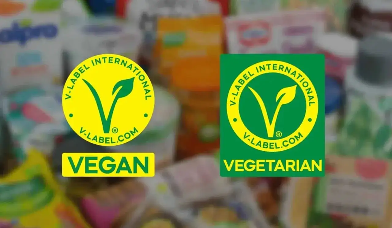 Dwa certyfikaty V-Label: żółty z napisem VEGAN i zielony z napisem VEGETARIAN. Czy gorzka czekolada jest wegańska? Sprawdź etykietę!