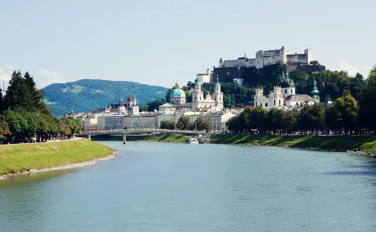 Vista del río Salzach con la fortaleza Hohensalzburg y la ciudad al fondo. Un día perfecto para descubrir qué ver en Salzburgo.