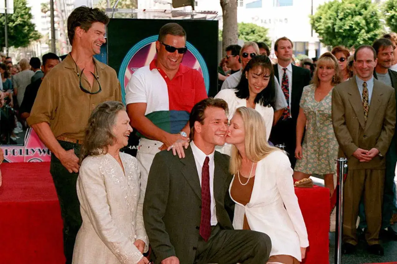Patrick Swayze z żoną Lisą Niemi i rodziną na ceremonii w Hollywood.