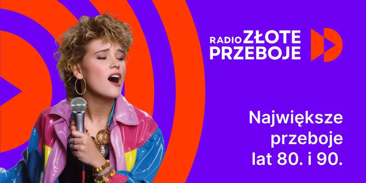 Młoda kobieta z mikrofonem, w kolorowej kurtce i z dużą biżuterią, śpiewa największe przeboje lat 80. i 90. dla RMF Gold.