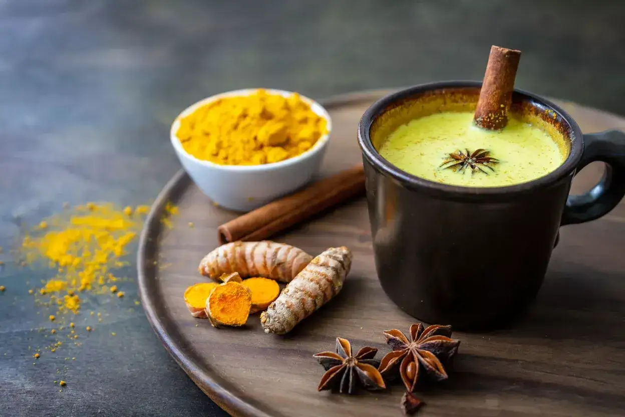 Goldene Milch mit Kurkuma, Zimt und Sternanis. So kannst du Kurkuma wie einnehmen: als wärmendes Getränk.