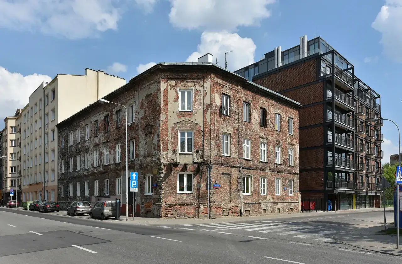 Stare kamienice obok nowoczesnego bloku. To przykład gentryfikacji, co to znaczy: przemiany urbanistycznej i społecznej.