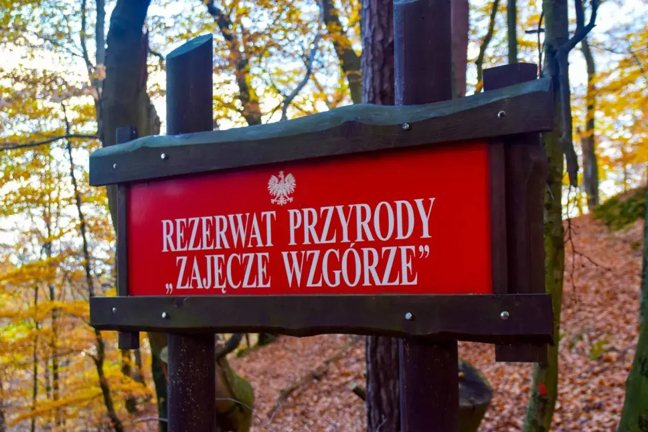 Czerwony znak z napisem
