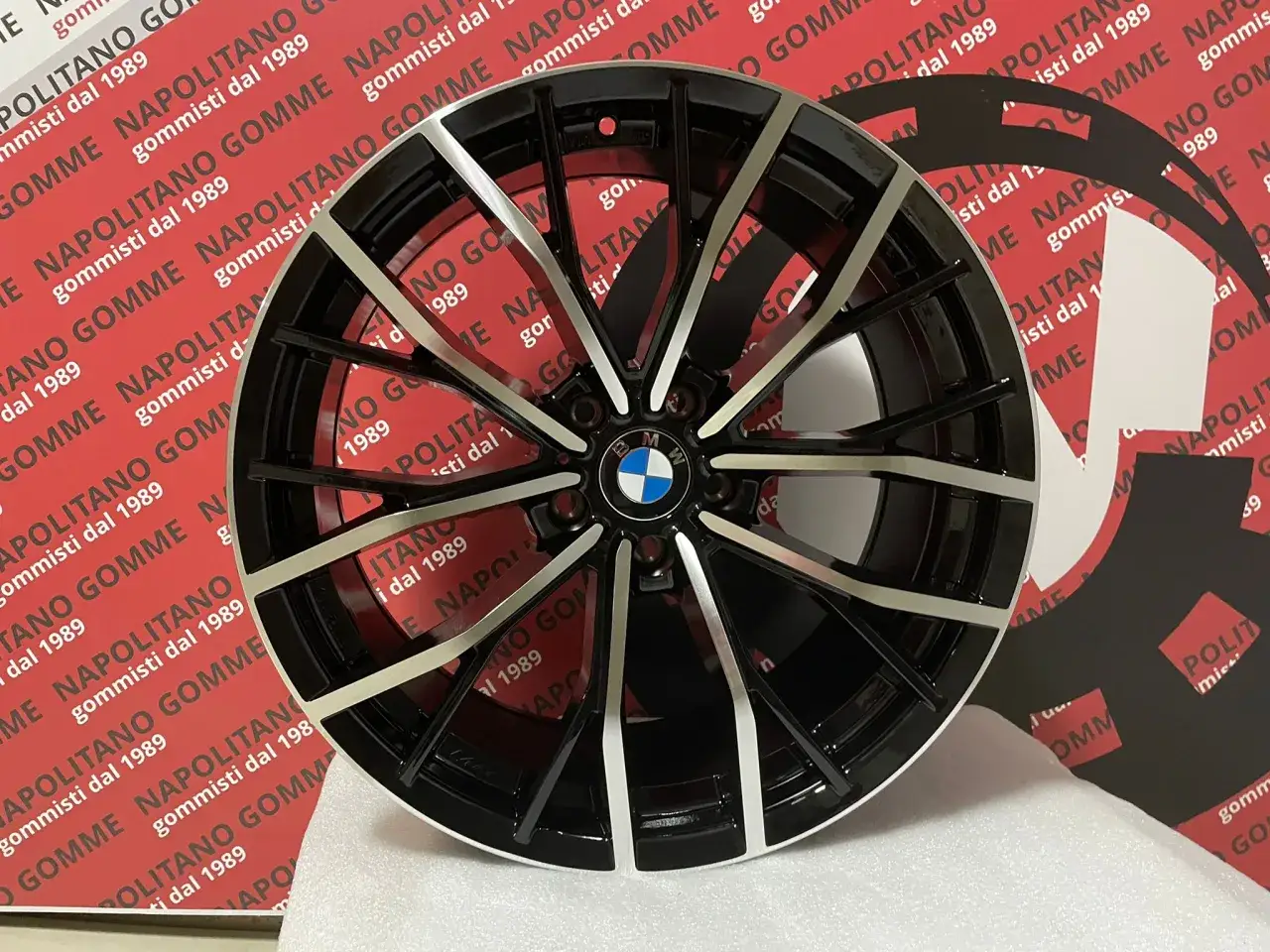 Cerchi in lega 17 BMW, design sportivo a 5 razze doppie con finitura diamantata e nera.