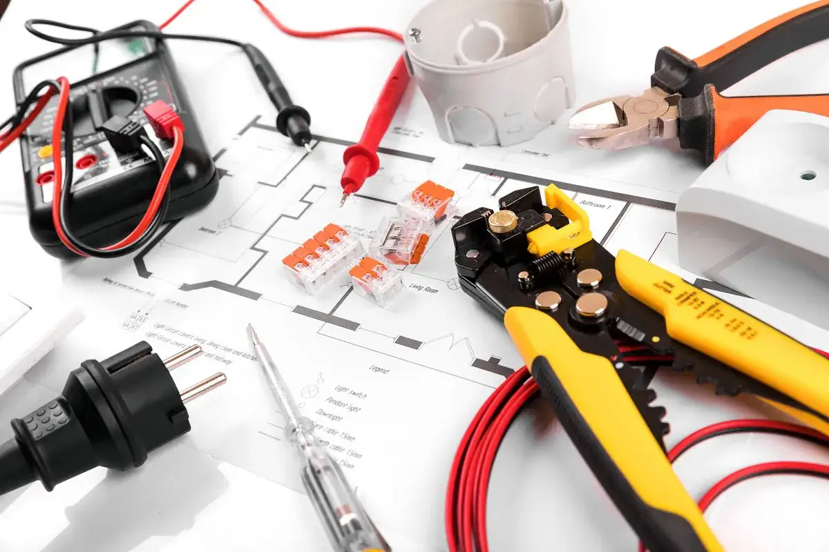 Narzędzia elektryczne i schemat instalacji. Multimetr, ściągacz izolacji, złączki, wkrętak, wtyczka i obcinaczki. Planowanie koszt instalacji elektrycznej.