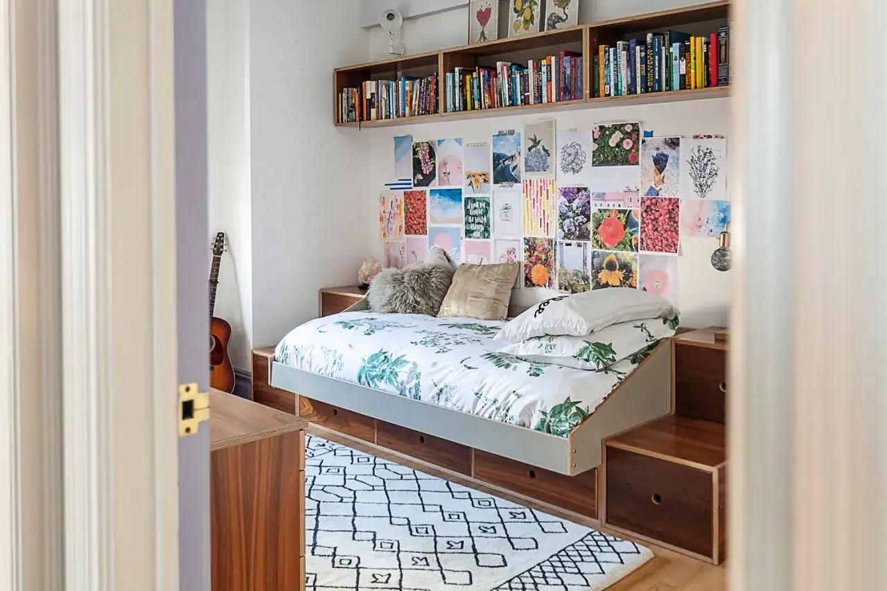Ein gemütliches Jugendzimmer mit Bett, Gitarre und vielen Bildern an der Wand. Hier kann man Ideen für ein Jugendzimmer selber bauen umsetzen.