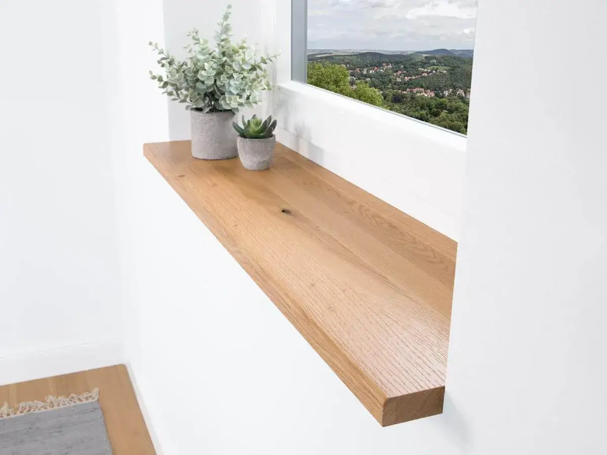 Drewniany parapet wewnętrzny z roślinami, idealny do każdego wnętrza. Piękny widok za oknem.