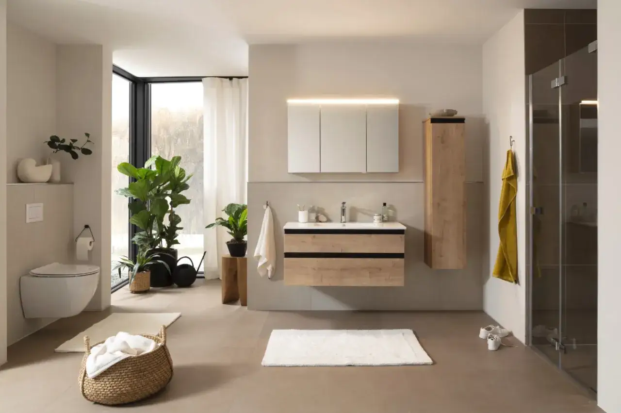Modernes Badezimmer mit Holzelementen und Pflanzen. Der Fliesentrend im Badezimmer setzt auf natürliche Optik.