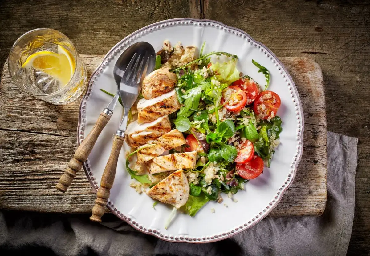 Pyszna sałatka z grillowanym kurczakiem, komosą ryżową i warzywami. Idealna dieta na schudnięcie.