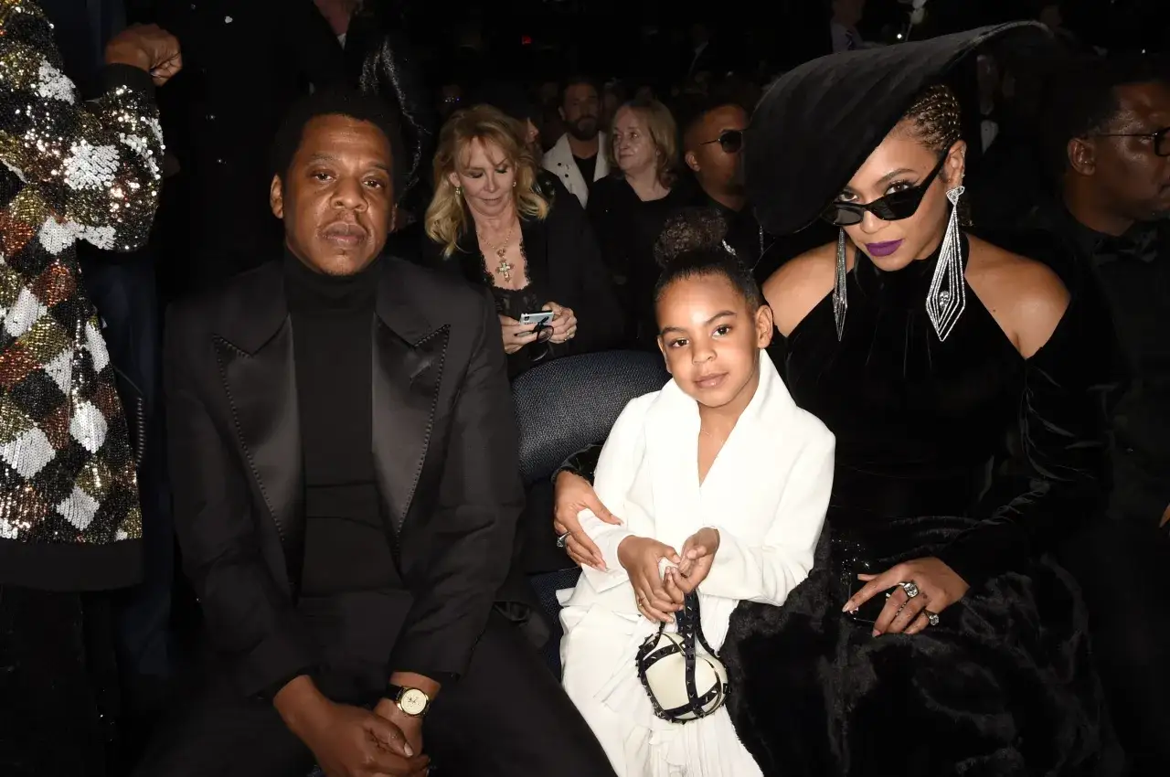 Jay-Z, Beyoncé i ich córka Blue Ivy Carter w eleganckich strojach.