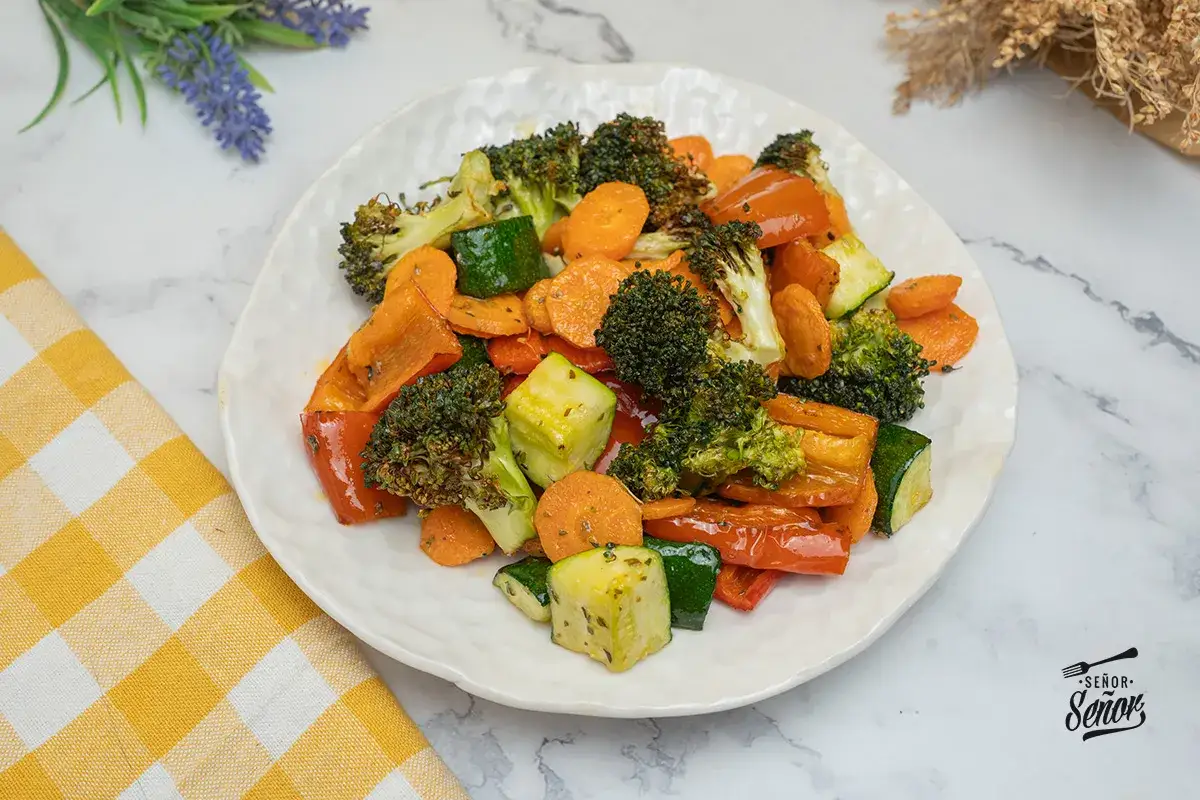 Deliciosas verduras en freidora de aire: brócoli, zanahoria, pimiento y calabacín, perfectamente cocinadas y sazonadas.