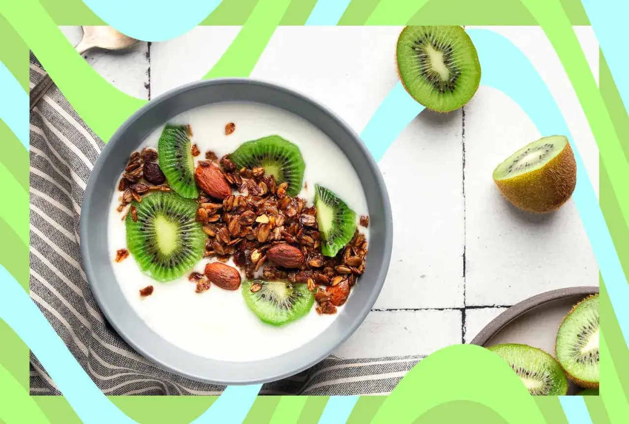 Pyszny jogurt z granolą, migdałami i plasterkami kiwi. Idealne śniadanie, które doda energii. #kiwi ig.