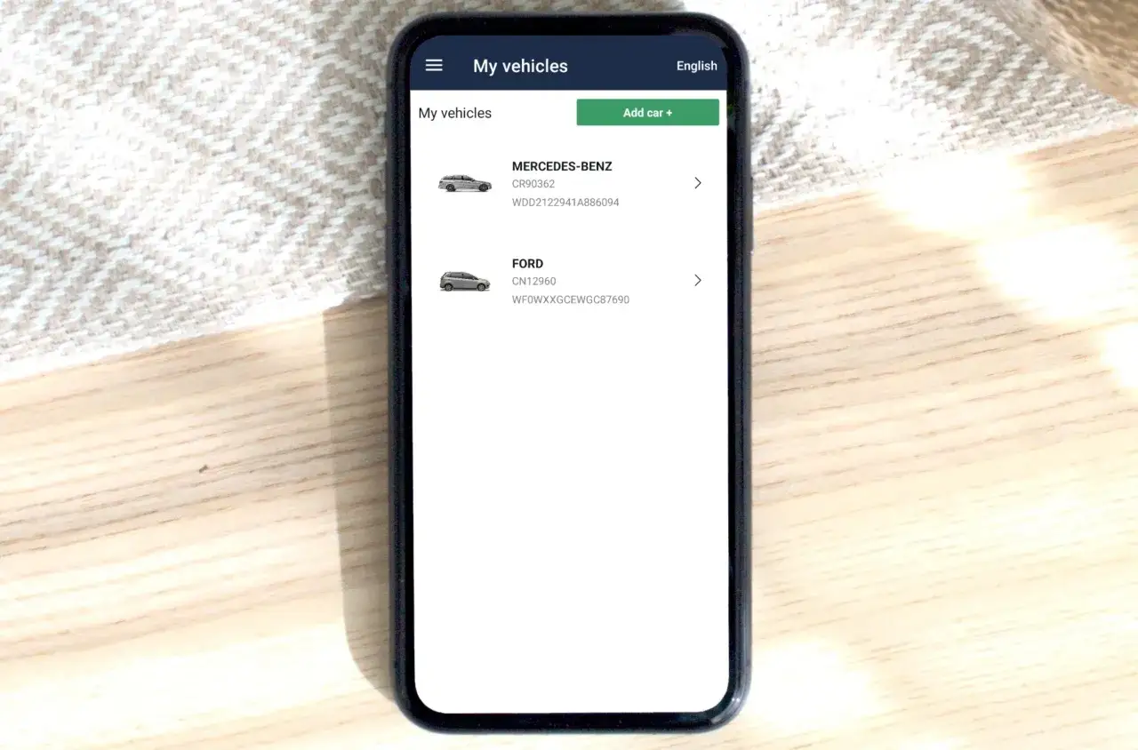 Mobilapp visar mina fordon: en Mercedes-Benz och en Ford. För att hålla dem i gott skick måste man serva bilen varje år.