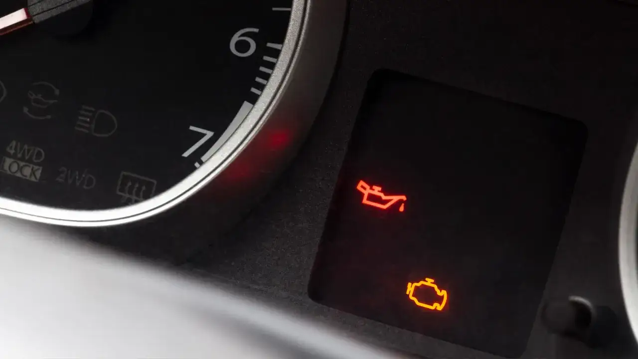 Uszkodzony czujnik ciśnienia oleju objawy: świecąca kontrolka oleju i silnika. Czas na wizytę u mechanika!