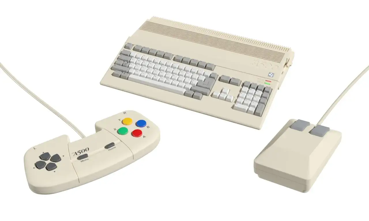 Commodore Amiga A500 z joystickiem i myszką, gotowy do niezapomnianych przygód w świecie **amiga gry**.