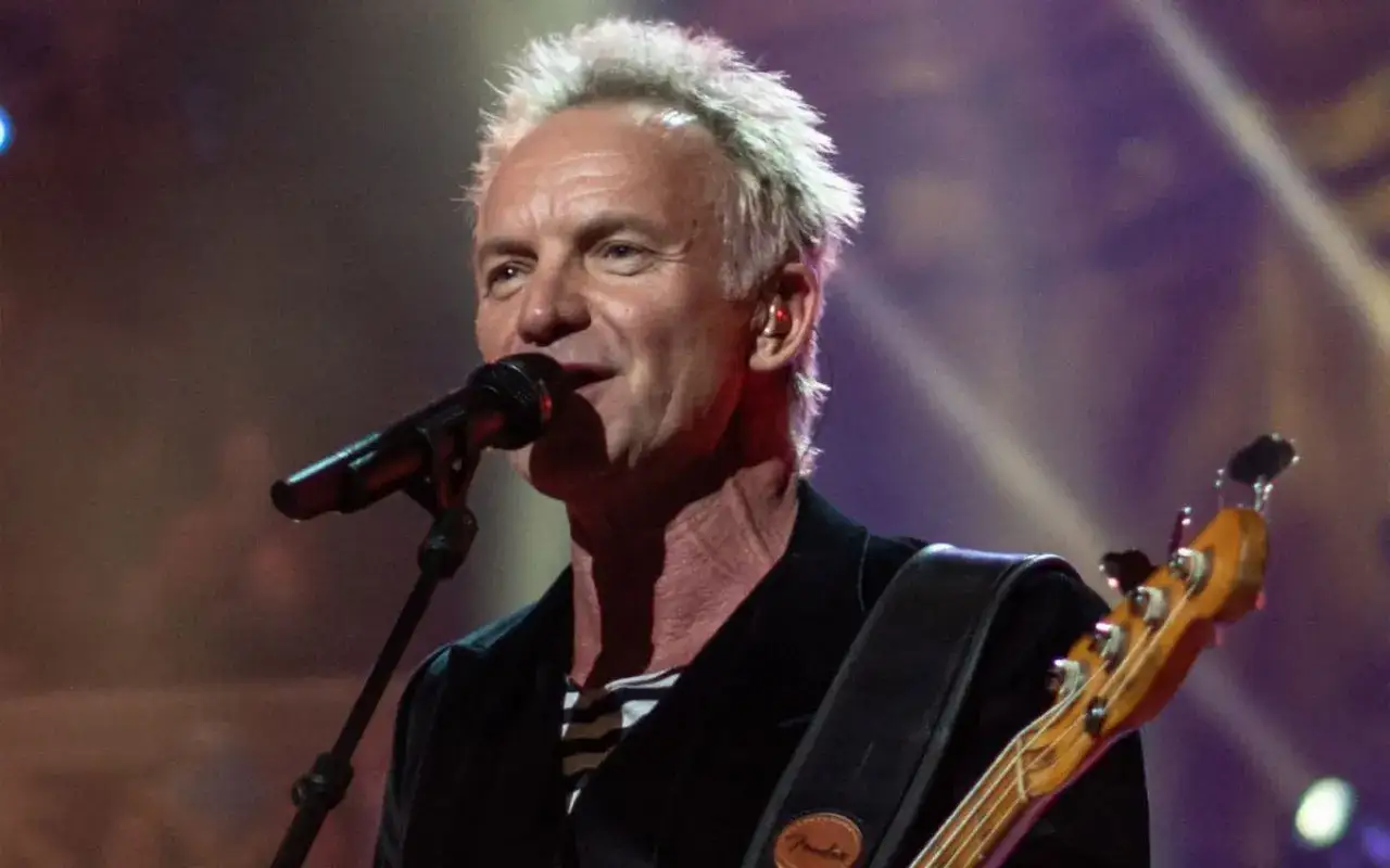 Sting, angielski muzyk, śpiewa do mikrofonu, grając na gitarze basowej.