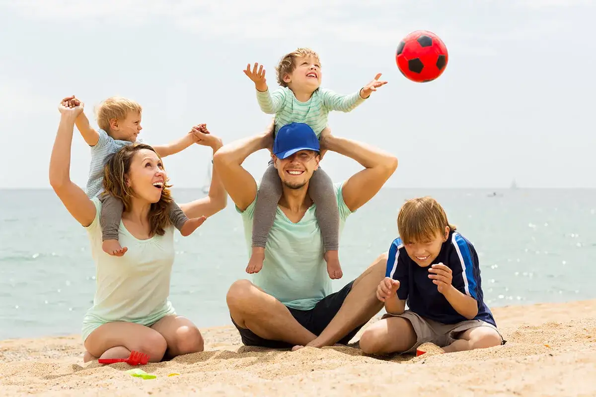 Rodzina z nastolatkami na plaży Bałtyk aktywności