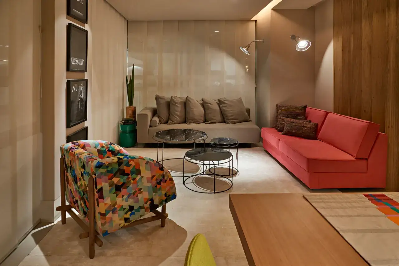 Un vibrante sillón geométrico y sofás modernos definen este espacio de diseño de salas.