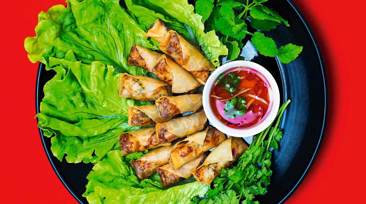 Krispiga cha gio, vietnamesiska v&aring;rrullar, serveras med sallad, &ouml;rter och en dipps&aring;s.