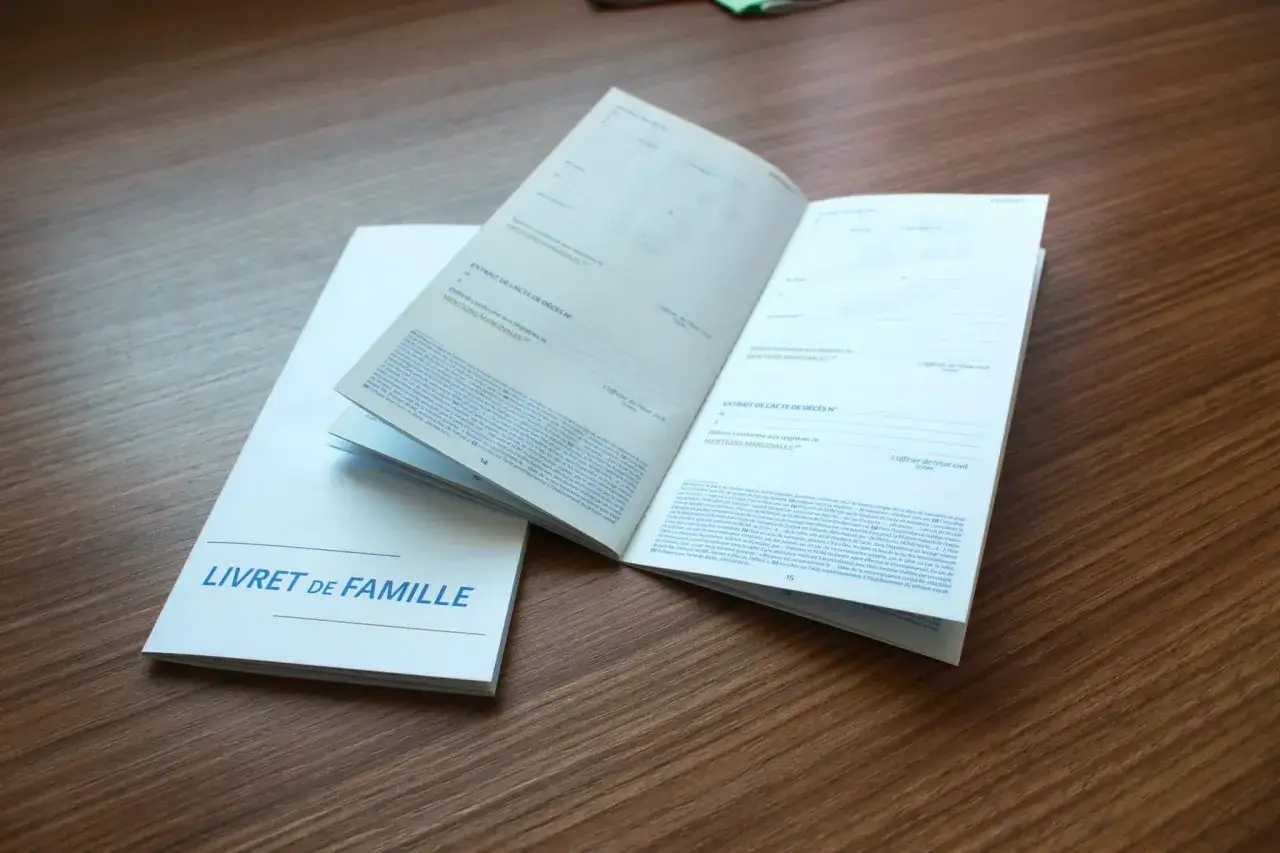 Livre de famille ouvert sur des extraits d'actes, mentionnant 