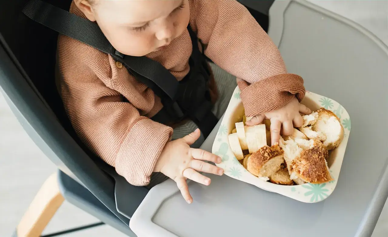 8-miesięczne dziecko nie chce jeść pokarm&oacute;w stałych. Rączka sięga po chleb i banana, ale maluch woli mleko.